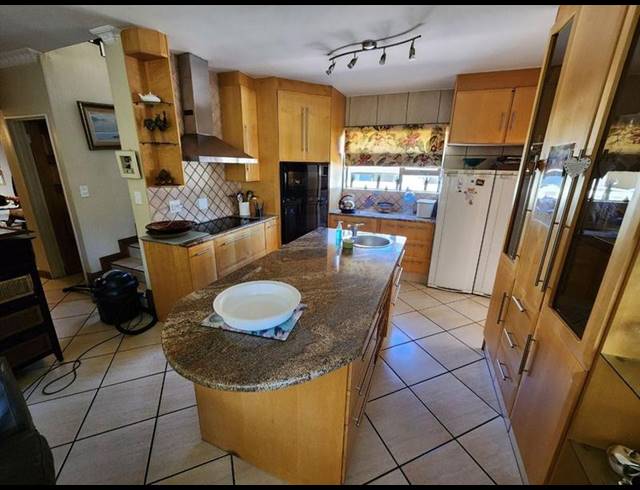 4 BEDROOM HOUSE FOR SALE IN VAN RIEBEECK PARK